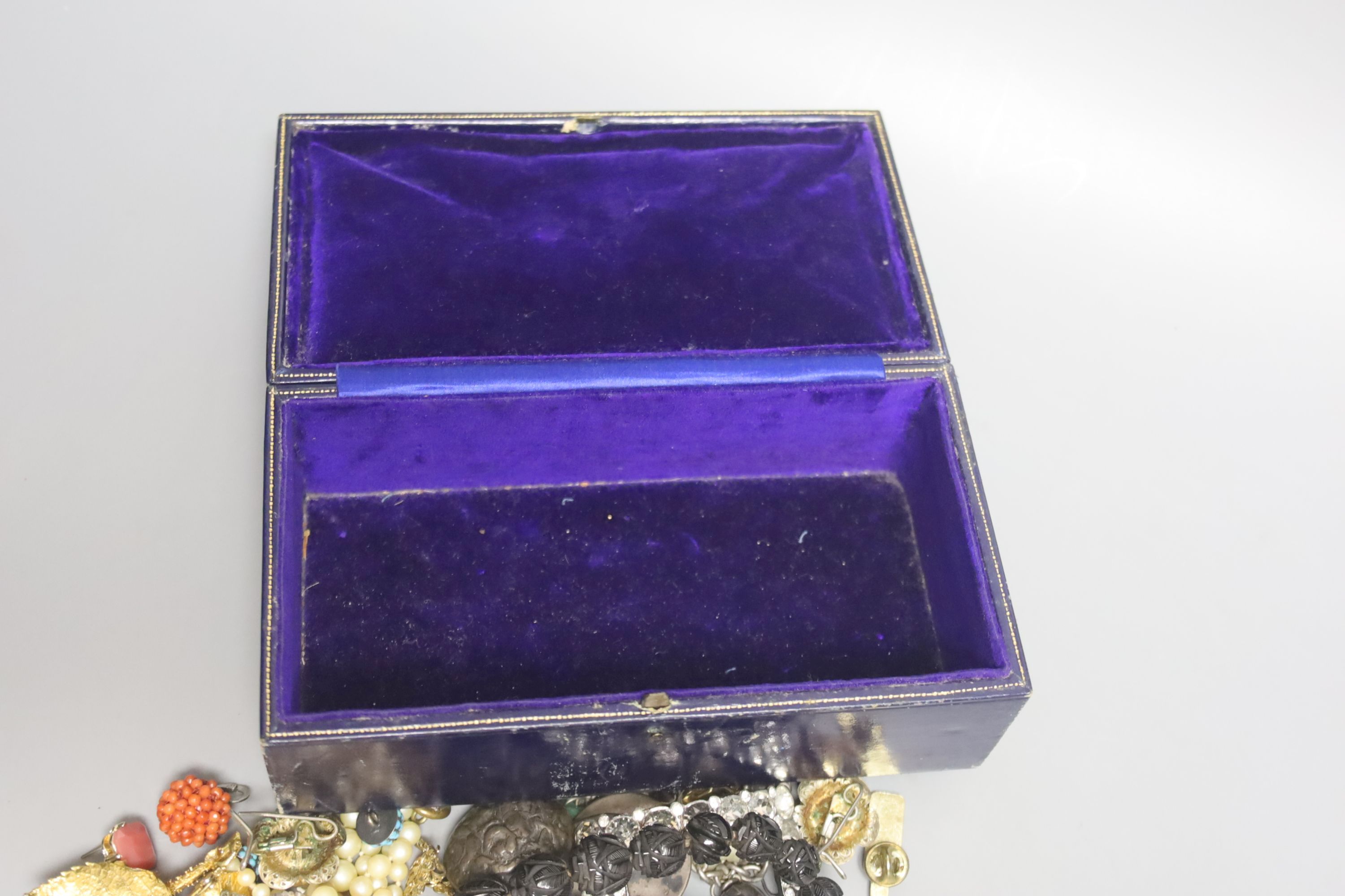 Assorted costume jewellery.